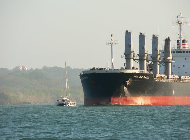 45- Ushuaia croise un enorme cargo 